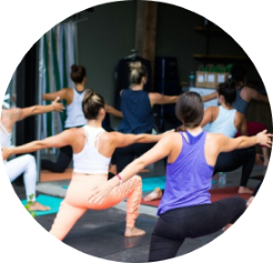 gente practicando yoga en un studio realizando una variación de la pose de la luna cresciente