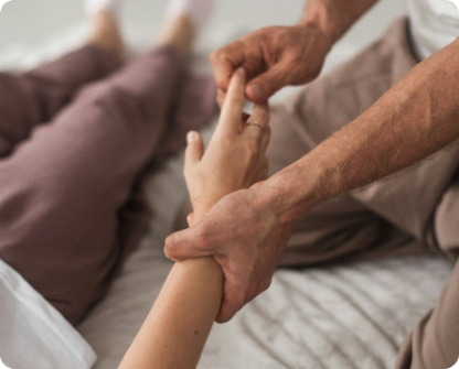 masaje thai siendo realizado en mano