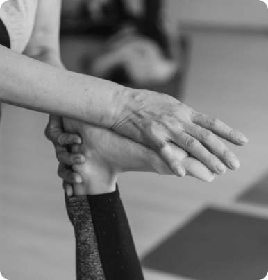 foto en blanco y negro masaje thai siendo realizado en el pie del consultante